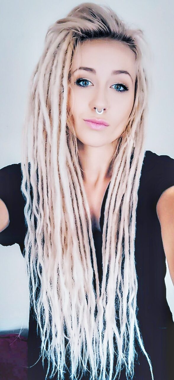 blog-40-cheap-dreadlock-extensions-specialist-finish.jpg Finished permanent dreadlock extensions with consistent shape and refined ends